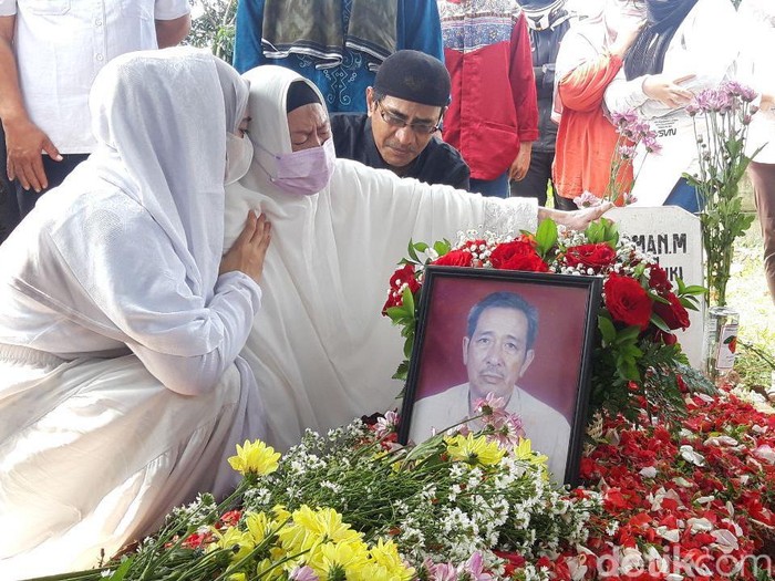 Aapril Jasmine di pemakaman sang ayah.