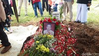 Oman Mardjuki ayah April Jasmine meninggal dunia dalam usia 87 tahun pada Selasa (15/3/2022) malam. Kini jenazah sudah dimakamkan di TPU Joglo. Foto: Hanif/detikHOT