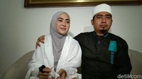 April Jasmine bahkan masih menangis saat menceritakan kenangan almarhum sang ayah. April memuji sang ayah adalah sosok yang bertanggung jawab terhadap 10 anaknya hingga mencapai pendidikan tinggi. Foto: Hanif Hawari