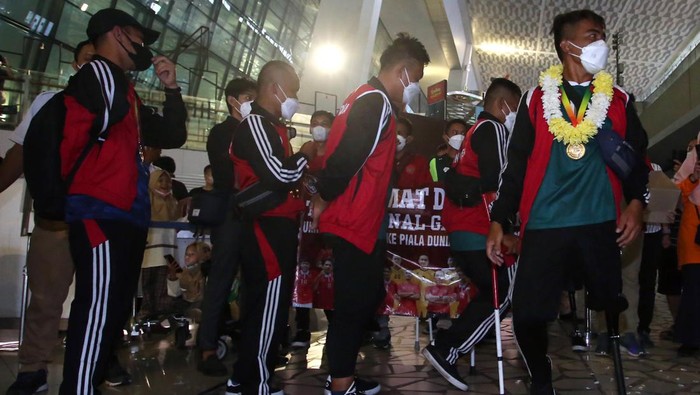 Pesepak bola Timnas Sepak Bola Amputasi Indonesia mendapat penyambutan setibanya dari Bangladesh di Terminal 3, Bandara Soekarno Hatta, Tangerang, Banten, Selasa (15/03/2022). Timnas Sepak Bola Amputasi Indonesia dinyatakan lolos ke Piala Dunia di Turki 2022 setelah mengalahkan Malaysia dengan skor 3-0 serta sama-sama memiliki poin 6 bersama Jepang. ANTARA FOTO/Muhammad Iqbal/nym.