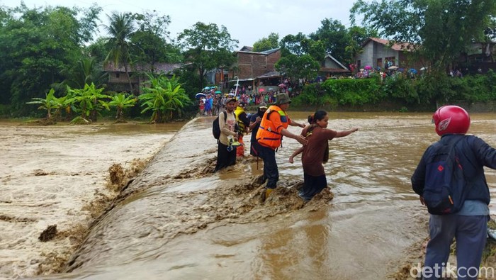 Banjir bandang melanda Kecamatan Tonjong, Brebes, Rabu (16/3/2022).