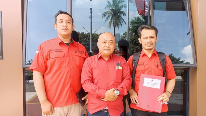 BBHAR DPC PDIP Jakarta Pusat diperiksa di Polres Metro Jakarta Pusat terkait laporannya soal cuitan akun Twitter @Andiarief_ yang dianggap menyinggung Sekjen PDIP Hasto Kristiyanto