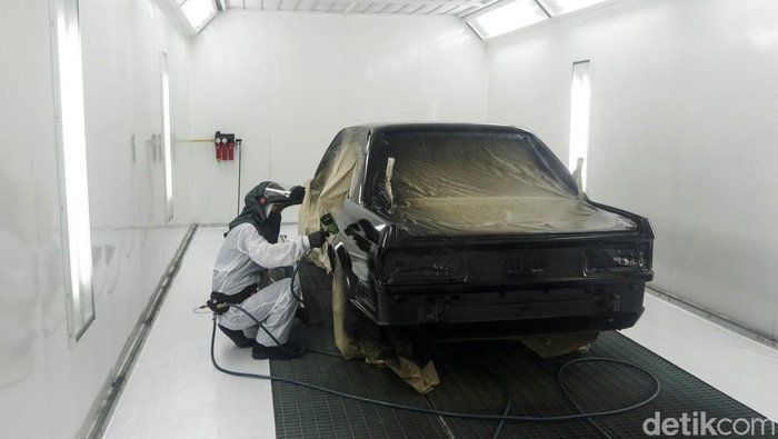 Teknisi tengah melakukan perawatan cat mobil BMW di BMW Ultima, Serpong, Tangerang Selatan, Rabu (16/3/2022). BMW Group Indonesia bersama dengan PT Karya Prima Ultima resmikan pembukaan BMW Ultima, sebuah fasilitas perbaikan dan pengecatan  kendaraan BMW dan MINI level tertinggi dari BMW.