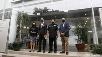 Director of Communications BMW Group Indonesia Jodie Otania, President Director BMW Group Indonesia Ramesh Divyanathan, Ketua MPR RI dan Ketua Umum IMI Bambang Soesatyo serta President Director Karya Prima Ultima-BMW Ultima Peter Anugrah berfoto bersama usai peresmian BMW Ultima di Serpong.
