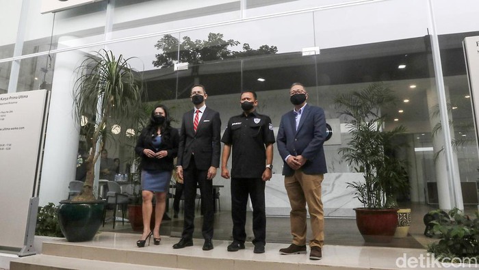 BMW Hadirkan Tempat Perbaikan dan Pengecatan Terbaik di Indonesia (kiri-kanan) Director of Communications BMW Group Indonesia Jodie O'tania, President Director BMW Group Indonesia Ramesh Divyanathan, Ketua MPR RI dan Ketua Umum IMI Bambang Soesatyo serta President Director Karya Prima Ultima - BMW Ultima Peter Anugrah berfoto bersama usai peresmian BMW Ultima di Serpong, Tangerang Selatan, Rabu (16/3/2022). BMW Ultima adalah sebuah fasilitas perbaikan dan pengecatan kendaraan BMW dan MINI level tertinggi dari BMW. BMW Approved Bodyshop menggunakan teknisi terlatih khusus, peralatan diagnostik terbaru, dan Suku Cadang Asli BMW dan MINI dalam operasionalnya dan merupakan level tertinggi yang mendapatkan approval dari BMW AG di Munich, Jerman.