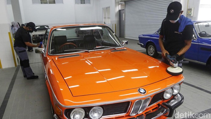 BMW Hadirkan Tempat Perbaikan dan Pengecatan Terbaik di Indonesia Teknisi tengah melakukan perawatan cat mobil BMW di BMW Ultima, Serpong, Tangerang Selatan, Rabu (16/3/2022). BMW Group Indonesia bersama dengan PT Karya Prima Ultima resmikan pembukaan BMW Ultima, sebuah fasilitas perbaikan dan pengecatan kendaraan BMW dan MINI level tertinggi dari BMW.