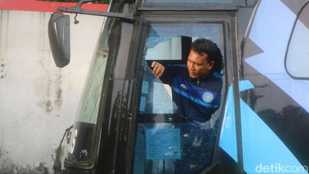 Bus Persiku Kudus dirusak oknum orang tidak bertanggung jawab di Stadion Wergu Wetan, Rabu (16/3/2022).