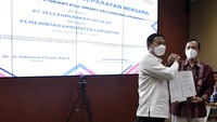 Pemerintah Kota/Kabupaten harus berpacu dengan waktu dalam menerapkan Kota Pintar. Jika terlambat, pembangunan ekonomi juga akan terhambat dan kesejahteraan masyarakat tentunya sulit dicapai sesuai harapan. Dengan dukungan yang diberikan Telkomsel, Pemkab Lamongan bisa mengakselerasi pengembangan Smart City secara maksimal dan terintegrasi. Digitalisasi layanan publik juga bisa segera dinikmati masyarakat. Hingga kini, Telkomsel telah membantu mewujudkan Smart City di banyak kota dan kabupaten se-Indonesia.