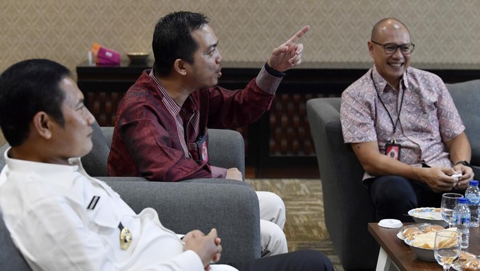 Bupati Lamongan Yuhronur Efendi (kiri) berbincang dengan Vice President Area Account Management Telkomsel Yogi Rizkian Bahar (tengah) dan GM Enterprise Account Management Eas Area Anka Prasetya Djatmika (kanan) saat penandatanganan kerja sama Smart City di Kantor Bupati Lamongan, Lamongan, Jawa Timur, Rabu (16/3/2022). Melalui kerja sama yang meliputi digitalisasi pelayanan publik  tersebut diharapkan dapat memberikan layanan kepada masyarakat Lamongan secara transparan, cepat dan akurat.
