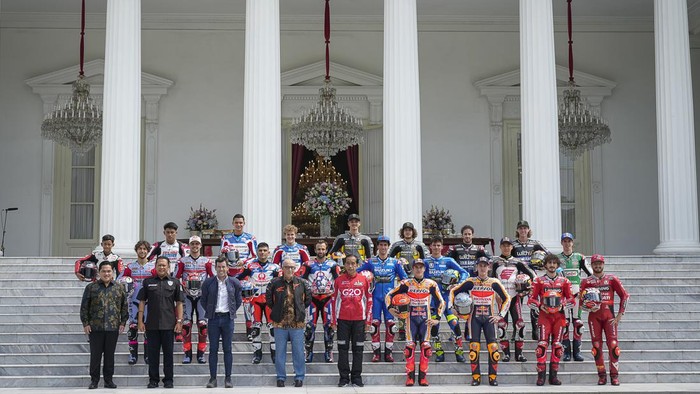 Dorna CEO Carmelo Ezpeleta, CSO Carlos Ezpeleta and the riders joined the President and dignitaries at the Merdeka palace before the parade