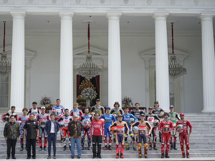 Dorna CEO Carmelo Ezpeleta, CSO Carlos Ezpeleta and the riders joined the President and dignitaries at the Merdeka palace before the parade