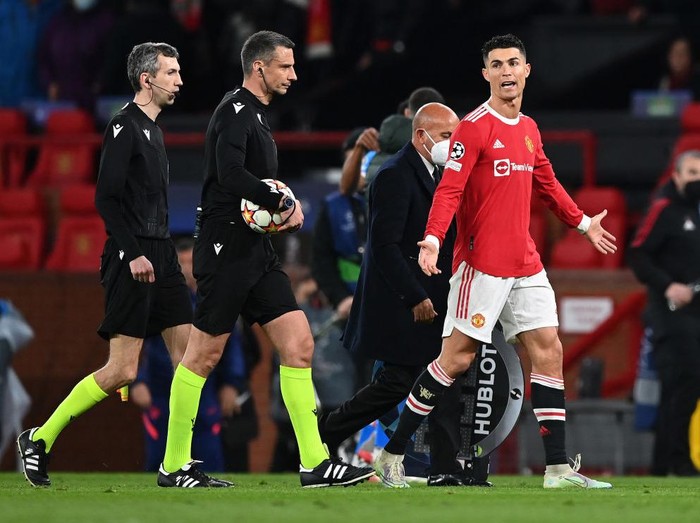 MANCHESTER, ENGLAND - MARCH 15: Cristiano Ronaldo of Manchester United complains to Referee Slavko Vincic during the UEFA Champions League Round Of Sixteen Leg Two match between Manchester United and Atletico Madrid at Old Trafford on March 15, 2022 in Manchester, England. (Photo by Shaun Botterill/Getty Images)