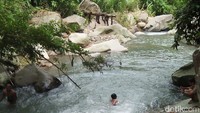 Curug Mahrom dan Leuwi Goong bisa jadi rujukan traveler untuk berlibur di Purwakarta.
