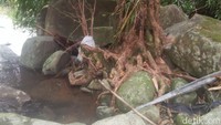 Curug Mahrom dan Leuwi Goong memiliki udara sejuk nan asri.