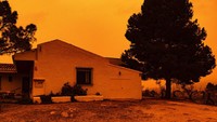 Langit Prancis, Spanyol, Jerman, hingga Swiss tampak merah karena dampak dari Gurun Sahara. (AP/Javier Carrion) 
