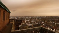 Kota Strasbourg di Prancis timur tampak diselimuti oleh cahaya oranye saat debu Gurun Sahara bergerak di atas kota, pada Selasa (15/3/2022) waktu setempat. (AP/Jean-Francois Badias)