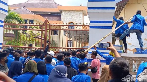 Demonstran PMII unjuk rasa di gedung DPRD Sampang menuntut pembentukan Pansus soal penyelewengan BPNT.