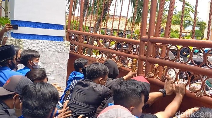 Demonstran PMII unjuk rasa di gedung DPRD Sampang menuntut pembentukan Pansus soal penyelewengan BPNT.