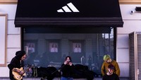 Selain McDonalds, Adidas juga menangguhkan penjualan di Rusia. Toko-toko brand yang populer dengan sepatu dan berbagai perlengkapan olahraga ini pun ditutup di sejumlah kota-kota Rusia. (REUTERS/Maxim Shemetov).