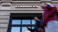 Perusahaan kopi terkenal Starbucks juga turut menutup toko-toko mereka di Rusia imbas aksi negara itu menyerang Ukraina. (REUTERS/Maxim Shemetov).