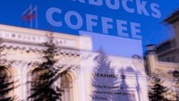Gerai Starbucks di kawasan Moskow tampak tutup dan tak beroperasi imbas aksi boikot tersebut. (REUTERS/Maxim Shemetov).