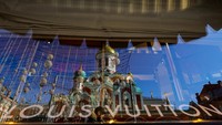 Penampakan butik Louis Vuitton yang tutup di Kota Moskow, Rusia, Selasa (15/3/2022). (REUTERS/Evgenia Novozhenina).