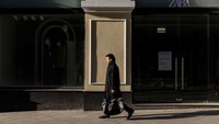 Seorang warga melintas di depan toko pakaian merek Zara yang tutup dan tak beroperasi di kota Moskow, Rusia, Selasa (15/3/2022) waktu setempat. (REUTERS/Maxim Shemetov).