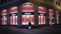 Merek mewah terkemuka lainnya yang juga menutup tokonya di Rusia adalah Cartier. Toko perusahaan yang memproduksi perhiasan itu tampak tak beroperasi di kota Moskow. (AP Photo).