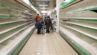 Toko Finlandia, PRISMA, juga turut menutup tokonya di Rusia. Jelang penutupan, warga di St.Petersburg pun ramai-ramai mendatangi toko itu untuk membeli bahan makanan terakhir yang tersisa. Melansir AP, perusahaan induk Finlandia S-Group telah memutuskan untuk membatasi semua operasi di Rusia. Perusahaan mengoperasikan enam belas supermarket PRISMA dan tiga hotel SOKOS di St. Petersburg. (AP Photo).