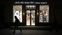 Seorang pria berjalan melewati butik bermerek Italia yang ditutup di pusat kota Moskow, Rusia, Senin, 14 Maret 2022. (AP Photo).