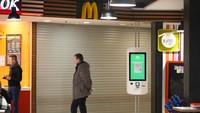 McDonalds jadi salah satu perusahaan asing yang menutup sementara ratusan tokonya di kota-kota Rusia imbas invasi negara itu ke Ukraina. (AP Photo).