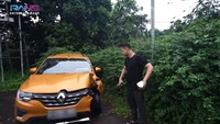 Raffi Ahmad kaget melihat kondisi mobil Dimas Baam yang ringsek di bagian depan sebelah kiri. Foto: YouTube RANS Entertainment