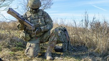 Adapun versi yang lebih besar, Switchblade 600, beratnya mencapai 23 kilogram, namun masih cukup portabel. Drone ini bisa terbang sampai 80 kilometer dan menyerang sasaran dengan kecepatan 185 kilometer per jam. Foto: AeroVironment
