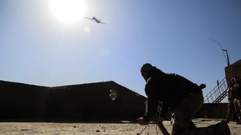 Drone Switchblade 300 yang lebih kecil, ukurannya 610 mm dan berat 2,7 kilogram, cukup mungil untuk dibawa tentara. Sayapnya terlipat dan baru terkembang saat mengudara. Ia dapat dioperasikan sampai jarak 10 kilometer. Foto: AeroVironment