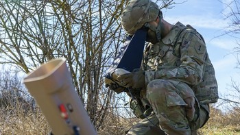 Pengoperasian Switcblade dilakukan melalui perangkat tablet, baik secara manual maupun otomatis. Foto: AeroVironment
