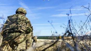 Switchblade dapat diprogram untuk secara otomatis menuju ke sasaran yang berada di lokasi cukup jauh. Drone ini dapat pula bermanuver terlebih dahulu sambil menunggu waktu yang tepat untuk menabrakkan diri. Foto: Aerovironment
