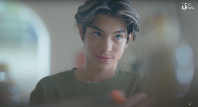 Baru-baru ini Eddy kembali mencuri atensi karena terlihat tampil perdana menjadi model di salah satu video musik lagu terbaru Shannon Shanna berjudul Terlalu Sayang. Penampilan Eddy dalam video klip itu pun sukses bikin terpana. Foto: YouTube