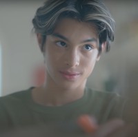 Baru-baru ini Eddy kembali mencuri atensi karena terlihat tampil perdana menjadi model di salah satu video musik lagu terbaru Shannon Shanna berjudul Terlalu Sayang. Penampilan Eddy dalam video klip itu pun sukses bikin terpana. Foto: YouTube