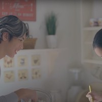 Dalam video musik yang dibintanginya itu Eddy berperan sebagai kekasih dari Shannon. Beradu akting sebagai pasangan, Eddy dan Shannon berhasil bikin baper yang menonton. Foto: YouTube