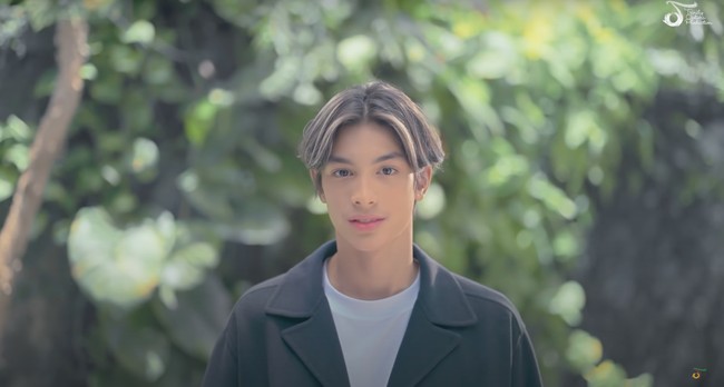 Begini penampilan Eddy saat debut jadi model video musik. Dengan rambut belah tengah, penampilan Eddy tampak begitu mempesona. Tak heran jika anak Maudy Koesnaedi ini jadi idola banyak wanita. Foto: YouTube