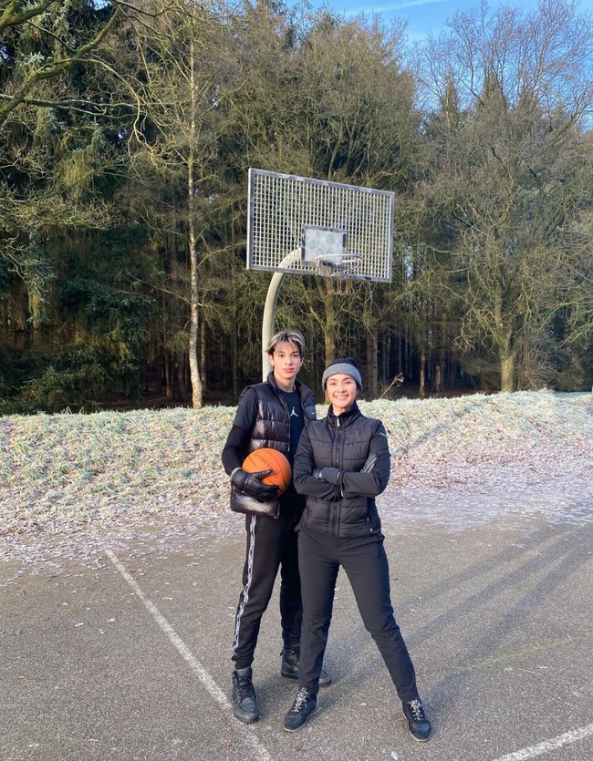 Dalam foto-foto unggahan di Instagram juga terlihat jika Eddy begitu dekat dengan sang bunda, Maudy Koesnaedi. Keduanya bahkan seringkali bermain basket bersama, seperti yang terlihat dalam foto ini. Foto: Instagram