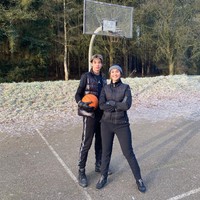 Dalam foto-foto unggahan di Instagram juga terlihat jika Eddy begitu dekat dengan sang bunda, Maudy Koesnaedi. Keduanya bahkan seringkali bermain basket bersama, seperti yang terlihat dalam foto ini. Foto: Instagram