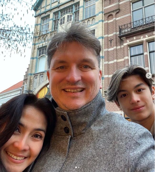 Berfoto bertiga bersama, keluarga Eddy terlihat begitu kompak dan harmonis. Kalau berfoto bareng gini, Eddy terlihat lebih mirip dengan ibu atau ayahnya nih? Foto: Instagram