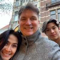 Berfoto bertiga bersama, keluarga Eddy terlihat begitu kompak dan harmonis. Kalau berfoto bareng gini, Eddy terlihat lebih mirip dengan ibu atau ayahnya nih? Foto: Instagram