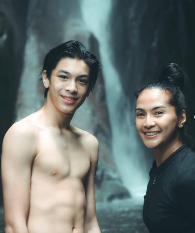 Selain berwajah tampan, Eddy juga memiliki tubuh yang cukup atletis. Berfoto berdua bersama sang bunda, keduanya terlihat mirip banget ya?  Foto: Instagram