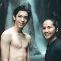 Selain berwajah tampan, Eddy juga memiliki tubuh yang cukup atletis. Berfoto berdua bersama sang bunda, keduanya terlihat mirip banget ya?  Foto: Instagram