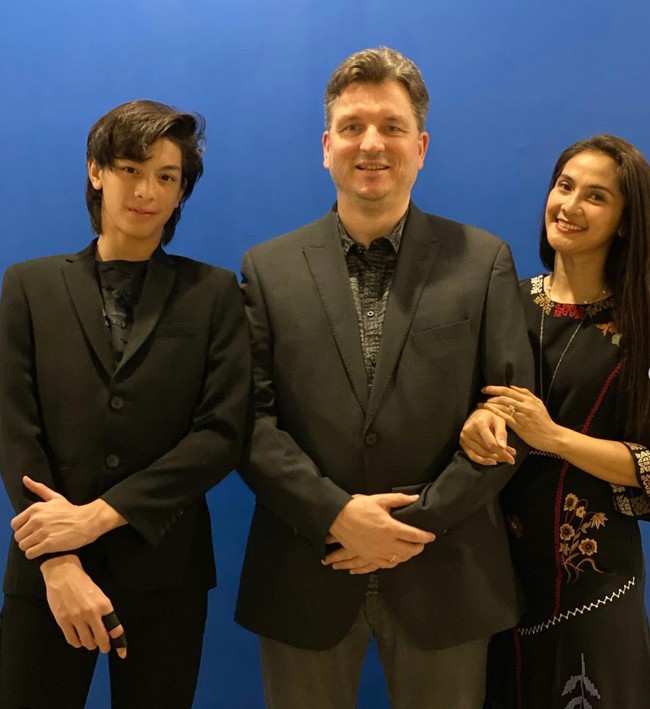 Eddy Maliq Meijer merupakan anak semata wayang dari Maudy Koesnaedi dan suaminya, Frederik Johannes Meijer. Memiliki darah keturunan Belanda dari sang aya, tak heran jika Eddy punya paras blasteran yang tampan. Foto: Instagram