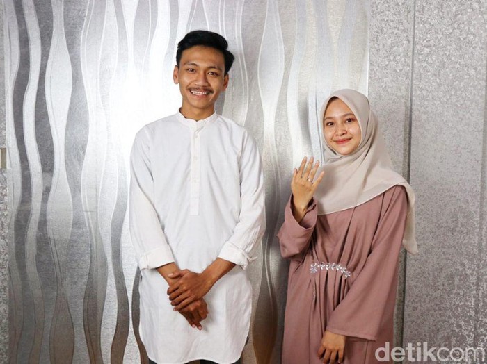 Foto lamaran Alya Millati G dan Lingga Nadratalana. Foto acara lamaran Alya Millati G dan Lingga Nadratalana.