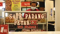 Pengunjung dapat menikmati jajanan khas Glodok di dalam mal mulai 9-20 Maret 2022. 
