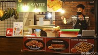 Tidak ketinggalan makanan kecil khas pecinan yang bisa disantap seperti Rujak Shanghai & Rujak Juhi Encim, Kuotie Shantung Ling, Siomay Lim Pancoran, Pisang Goreng Srikaya Ahou dan masih banyak lagi. Harga yang ditawarkan pun relatif murah dan terjangkau mulai dari harga 10.000 rupiah hingga 65.000 rupiah.
